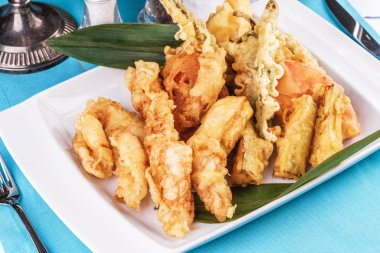 Avrupa mutfağı, Akdeniz yemeği. Bütün yengeç bacaklar, yengeç eti tereyağı meyilli kızarmış, kremhardal soslu bira snack