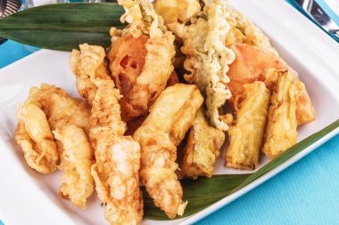 Avrupa mutfağı, Akdeniz yemeği. Bütün yengeç bacaklar, yengeç eti tereyağı meyilli kızarmış, kremhardal soslu bira snack