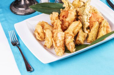 Avrupa mutfağı, Akdeniz yemeği. Bütün yengeç bacaklar, yengeç eti tereyağı meyilli kızarmış, kremhardal soslu bira snack