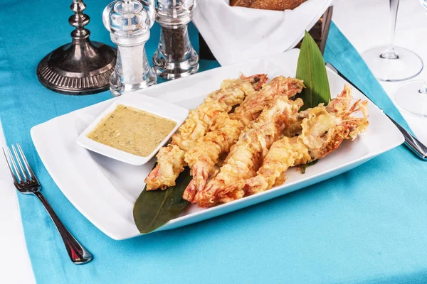 Avrupa mutfağı, Akdeniz yemeği. Tereyağında kızartılmış bütün karidesler ve kremalı hardal soslu bira için hamur atıştırması