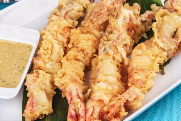 Avrupa mutfağı, Akdeniz yemeği. Tereyağında kızartılmış bütün karidesler ve kremalı hardal soslu bira için hamur atıştırması