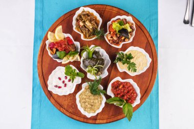 Akdeniz mutfağı, Avrupa yemeği. midye kabukları, dolma- Özbek çanak, kıyma ve pirinç, üzüm yaprakları, turşu mantar, erik sosu, tartar sosu, barbekü sarılmış servis meze seti