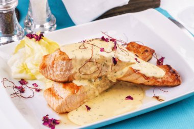 Deniz ürünleri, Akdeniz mutfağı. Yeşillik, lahana ve krem soslu peynir ile Deniz Somon Biftek balık. Kafkas ulusal mutfağı