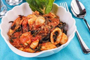 Akdeniz yemeği, Gürcü tarifi. Karides, yengeç eti, deniz ürünleri, kalamar halkaları, fesleğen, yeşillik ve peynir ile Siyah makarna.