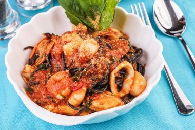 Akdeniz yemeği, Gürcü tarifi. Karides, yengeç eti, deniz ürünleri, kalamar halkaları, fesleğen, yeşillik ve peynir ile Siyah makarna.