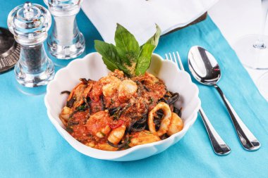 Akdeniz yemeği, Gürcü tarifi. Karides, yengeç eti, deniz ürünleri, kalamar halkaları, fesleğen, yeşillik ve peynir ile Siyah makarna.