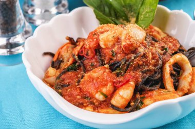 Akdeniz yemeği, Gürcü tarifi. Karides, yengeç eti, deniz ürünleri, kalamar halkaları, fesleğen, yeşillik ve peynir ile Siyah makarna.