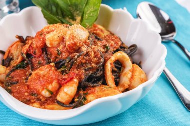 Akdeniz yemeği, Gürcü tarifi. Karides, yengeç eti, deniz ürünleri, kalamar halkaları, fesleğen, yeşillik ve peynir ile Siyah makarna.