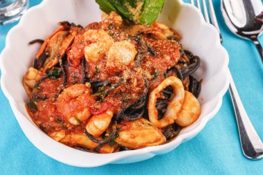 Akdeniz yemeği, Gürcü tarifi. Karides, yengeç eti, deniz ürünleri, kalamar halkaları, fesleğen, yeşillik ve peynir ile Siyah makarna.