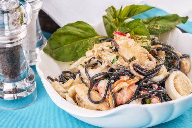 Deniz ürünleri, Akdeniz mutfağı. Kalamar mürekletmek ile siyah hamur, kalamar et, yengeç, karides ve balık ile. Kafkas mutfağı