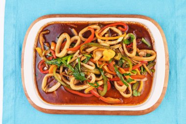 Laghman ulusal bir yemektir. Yeşil ve kırmızı biber, sebze, kalamar halkaları, sığır eti ile haşlanmış ev yapımı erişte. Kafkas mutfağı, Akdeniz yemekleri