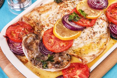 Deniz ürünleri, Akdeniz mutfağı, Avrupa yemeği. Kokulu baharatlar altında soğan halkaları, pimodori, kabak ve baclazans ile folyo balık tamamen pişmiş. Kafkas ulusal mutfağı