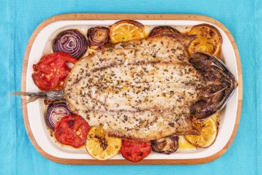 Deniz ürünleri, Akdeniz mutfağı, Avrupa yemeği. Kokulu baharatlar altında soğan halkaları, pimodori, kabak ve baclazans ile folyo balık tamamen pişmiş. Kafkas ulusal mutfağı