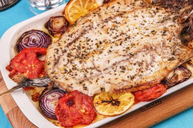 Deniz ürünleri, Akdeniz mutfağı, Avrupa yemeği. Kokulu baharatlar altında soğan halkaları, pimodori, kabak ve baclazans ile folyo balık tamamen pişmiş. Kafkas ulusal mutfağı