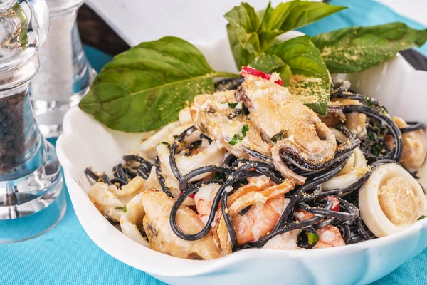 Makanan Laut Masakan Mediterania Pasta Hitam Dengan Tinta Cumi Cumi — Stok Foto