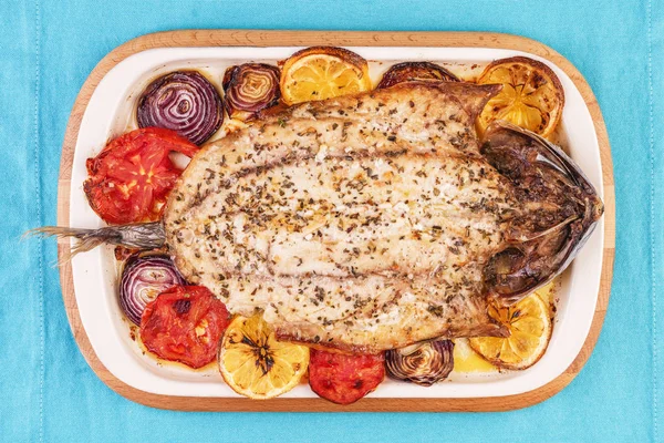 Deniz ürünleri, Akdeniz mutfağı, Avrupa yemeği. Kokulu baharatlar altında soğan halkaları, pimodori, kabak ve baclazans ile folyo balık tamamen pişmiş. Kafkas ulusal mutfağı