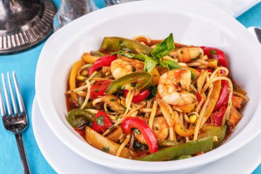 Akdeniz yemeği, Gürcü tarifi. Karides, kırmızı ve yeşil biber, fesleğen ile Makarna