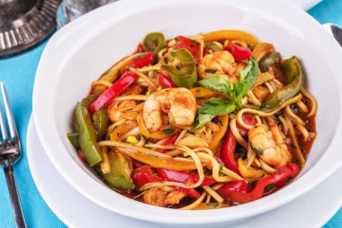 Akdeniz yemeği, Gürcü tarifi. Karides, kırmızı ve yeşil biber, fesleğen ile Makarna