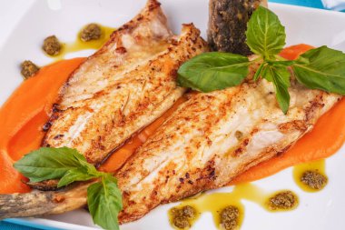 Gürcü tarifine göre bir kabak püresi yastık fesleğen ve yeşil biber ile Deniz balık biftek. Akdeniz mutfağı