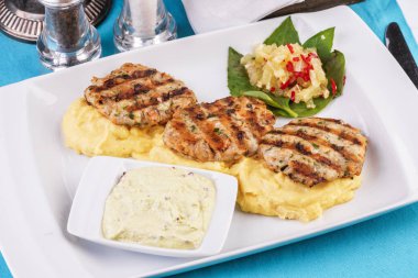 Gürcü tarifine göre sebze, salata ve yeşillik ve patates püresi ile servis edilen kızarmış balık köftesi