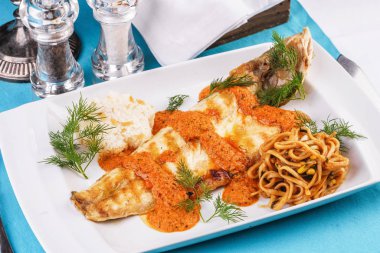 Gürcü tarifine göre pirinç ve mısır ile, soya soslu erişte ile servis havyar soslu meyilli fırında balık. Akdeniz Mutfağı