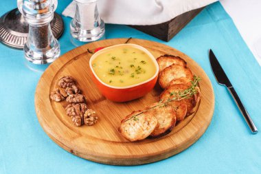 Akdeniz yemeği, Avrupa mutfağı. Otlar, sarımsakekmek, kırmızı ve yeşil biber, kekik ve ceviz ile balık ve krem peynir çorbası