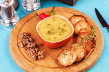 Akdeniz yemeği, Avrupa mutfağı. Otlar, sarımsakekmek, kırmızı ve yeşil biber, kekik ve ceviz ile balık ve krem peynir çorbası