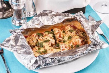 Deniz ürünleri, Akdeniz mutfağı, Avrupa yemeği. Balık domates ile bir folyo pişmiş, tamamen soğan halkaları, kırmızı ve yeşil biber, biber, yeşillik, peynir, mantar ve sebze ile. Kafkas 