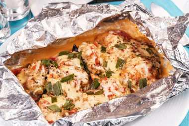 Deniz ürünleri, Akdeniz mutfağı, Avrupa yemeği. Balık domates ile bir folyo pişmiş, tamamen soğan halkaları, kırmızı ve yeşil biber, biber, yeşillik, peynir, mantar ve sebze ile. Kafkas 