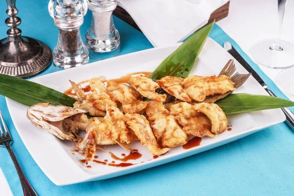 Nuggets Gürcü tarifine göre bambu ile deniz balığı yağı kızartılmış. Akdeniz mutfağı