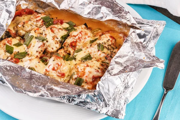 Deniz ürünleri, Akdeniz mutfağı, Avrupa yemeği. Balık domates ile bir folyo pişmiş, tamamen soğan halkaları, kırmızı ve yeşil biber, biber, yeşillik, peynir, mantar ve sebze ile. Kafkas 