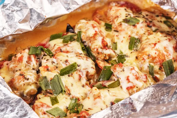 Deniz ürünleri, Akdeniz mutfağı, Avrupa yemeği. Balık domates ile bir folyo pişmiş, tamamen soğan halkaları, kırmızı ve yeşil biber, biber, yeşillik, peynir, mantar ve sebze ile. Kafkas 