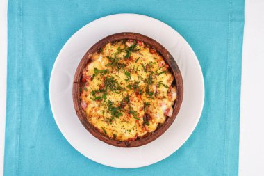 Avrupa mutfağı, Akdeniz yemeği. Et, sebze ve deniz ürünleri yahnisi, peynir kabuğunun altındaki bir tencerede pişirilir