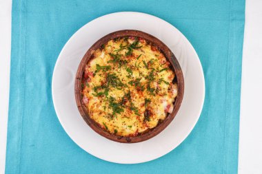 Avrupa mutfağı, Akdeniz yemeği. Et, sebze ve deniz ürünleri yahnisi, peynir kabuğunun altındaki bir tencerede pişirilir