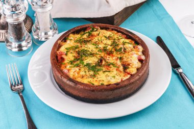 Avrupa mutfağı, Akdeniz yemeği. Et, sebze ve deniz ürünleri yahnisi, peynir kabuğunun altındaki bir tencerede pişirilir