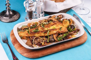 Deniz ürünleri, Akdeniz mutfağı. Mantar, istiridye mantar, boletus, yeşillik ve soğan halkaları ile ızgara balık biftek. Kafkas mutfağı