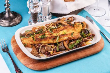 Deniz ürünleri, Akdeniz mutfağı. Mantar, istiridye mantar, boletus, yeşillik ve soğan halkaları ile ızgara balık biftek. Kafkas mutfağı