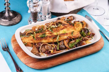 Deniz ürünleri, Akdeniz mutfağı. Mantar, istiridye mantar, boletus, yeşillik ve soğan halkaları ile ızgara balık biftek. Kafkas mutfağı