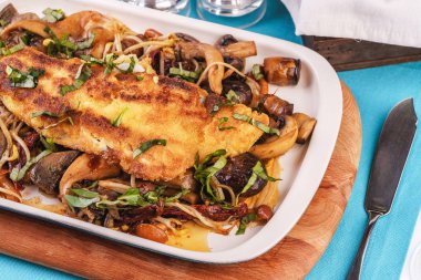 Deniz ürünleri, Akdeniz mutfağı. Mantar, istiridye mantar, boletus, yeşillik ve soğan halkaları ile ızgara balık biftek. Kafkas mutfağı