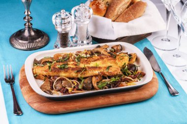 Deniz ürünleri, Akdeniz mutfağı. Mantar, istiridye mantar, boletus, yeşillik ve soğan halkaları ile ızgara balık biftek. Kafkas mutfağı