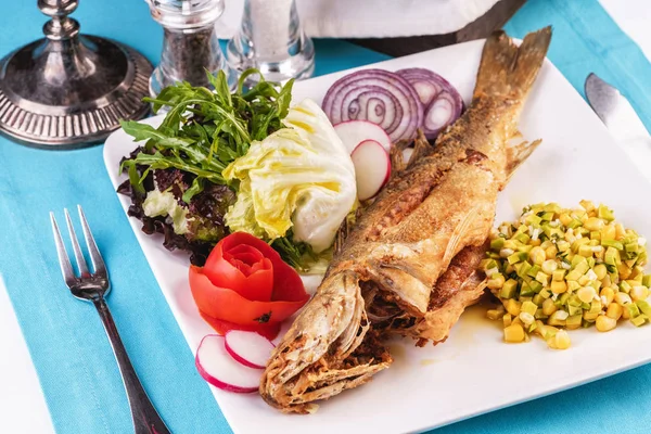 Stekt Fisk Servert Med Friske Grønnsaker Løkringer Tomater Reddiker Salat – stockfoto
