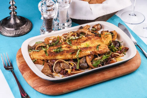 Deniz ürünleri, Akdeniz mutfağı. Mantar, istiridye mantar, boletus, yeşillik ve soğan halkaları ile ızgara balık biftek. Kafkas mutfağı