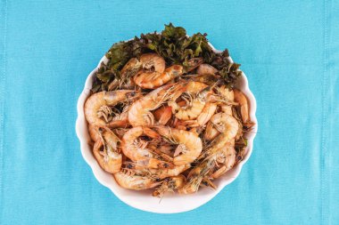Akdeniz mutfağı, Avrupa yemeği. Tereyağı, baharat ve otlar çeşitli kavrulmuş karides ile Plaka