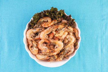 Akdeniz mutfağı, Avrupa yemeği. Tereyağı, baharat ve otlar çeşitli kavrulmuş karides ile Plaka