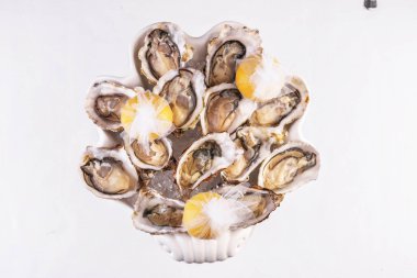 Akdeniz yemeği, Avrupa mutfağı. Taze çiğ midye limon ile servis ve çeşitli soslar- istiridye, soya, kremalı, hardal, kırmızı biber sosu