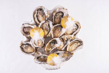 Akdeniz yemeği, Avrupa mutfağı. Taze çiğ midye limon ile servis ve çeşitli soslar- istiridye, soya, kremalı, hardal, kırmızı biber sosu