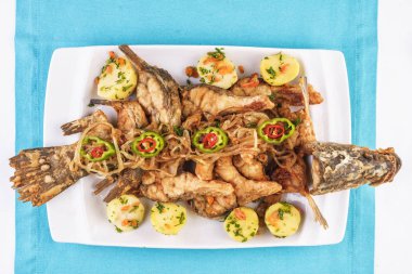 Deniz ürünleri, Akdeniz mutfağı. Fırında patates, soğan halkaları, biber, limon ve yeşillik ile balık. Kafkas mutfağı