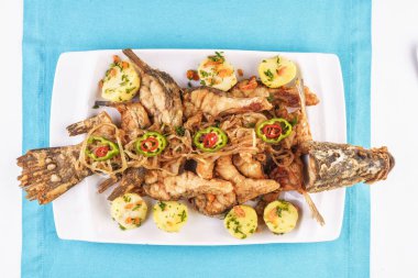 Deniz ürünleri, Akdeniz mutfağı. Fırında patates, soğan halkaları, biber, limon ve yeşillik ile balık. Kafkas mutfağı