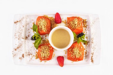 Türk tatlısı tarifi. Kabak fındık ile bal pişmiş, scaram sos ve çilek ile servis - çilek, yaban mersini