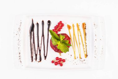 Berry jöle, çilek, bal, fındık, tarçın ve karamel sostan yapılan Türk tatlısı